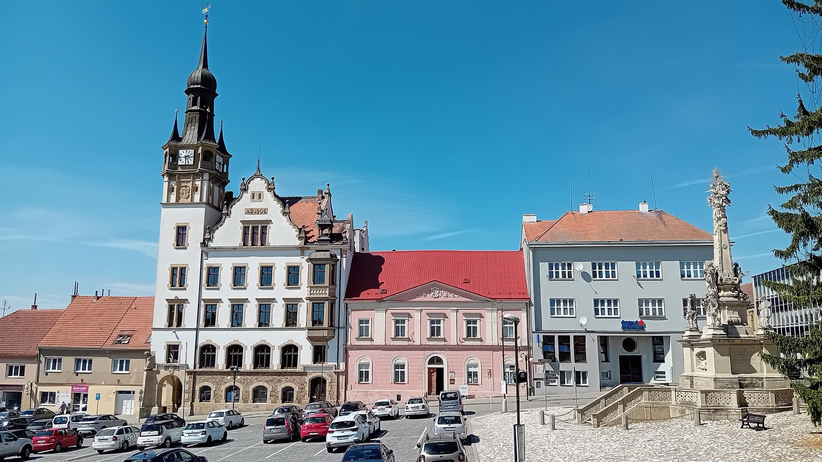 Dukelské náměstí v Hustopečích s radnicí